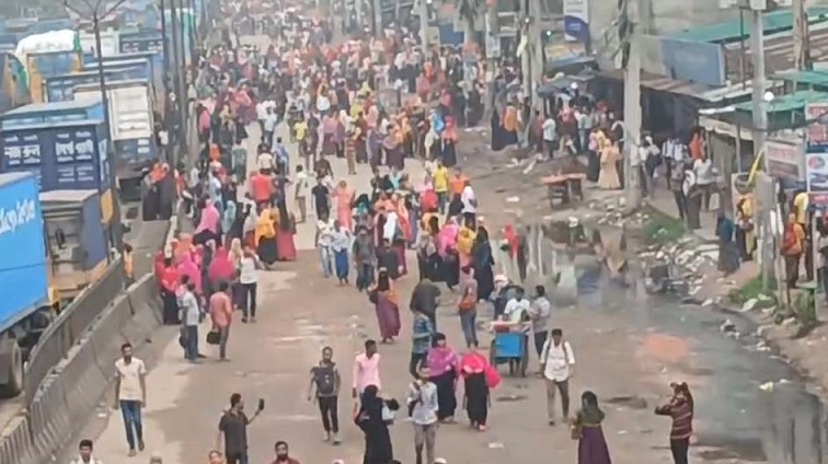 আশুলিয়ায় বকেয়া ভাতাসহ পাওনাদি পরিশোধের দাবিতে শ্রমিকদের সড়ক অবরোধ অব্যাহত